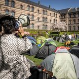 Ein ungewöhnlicher Anblick auch auf dem City Campus der Universität Kopenhagen. Aus Protest gegen den Krieg in Gaza haben Studierende hier ihre Zelte aufgeschlagen.