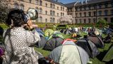 Ein ungewöhnlicher Anblick auch auf dem City Campus der Universität Kopenhagen. Aus Protest gegen den Krieg in Gaza haben Studierende hier ihre Zelte aufgeschlagen.