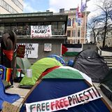 "Freiheit für Palästina" und "Schweigen = Tod"-Banner. Auch am Campus der Universität Helsinki verschaffen Studierende ihrer Wut über den Krieg in Gaza Gehör.