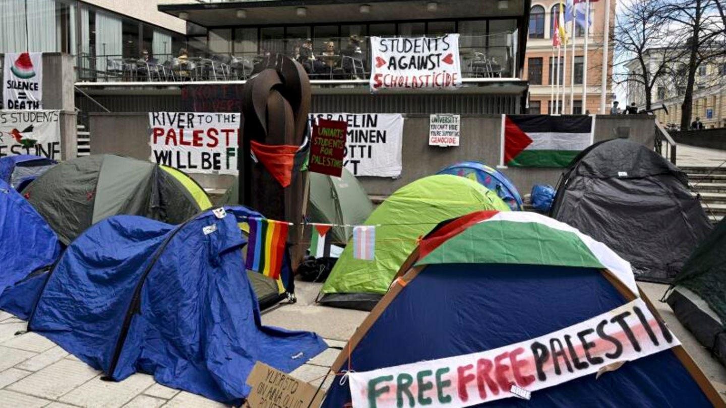 "Freiheit für Palästina" und "Schweigen = Tod"-Banner. Auch am Campus der Universität Helsinki verschaffen Studierende ihrer Wut über den Krieg in Gaza Gehör.