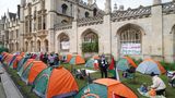 Der Krieg in Gaza geht auch an der renommierten Cambridge University nicht spurlos vorbei. Studierende haben Dutzende orange-grüne Zelte auf dem Gelände aufgebaut, um ihrer Solidarität mit Palästina Ausdruck zu verleihen.