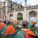 Der Krieg in Gaza geht auch an der renommierten Cambridge University nicht spurlos vorbei. Studierende haben Dutzende orange-grüne Zelte auf dem Gelände aufgebaut, um ihrer Solidarität mit Palästina Ausdruck zu verleihen.