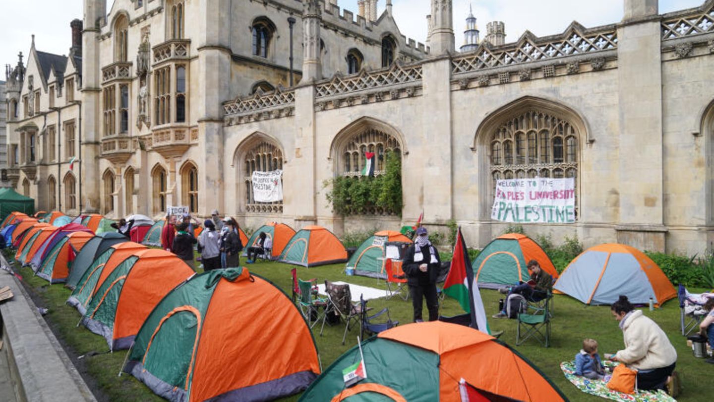 Der Krieg in Gaza geht auch an der renommierten Cambridge University nicht spurlos vorbei. Studierende haben Dutzende orange-grüne Zelte auf dem Gelände aufgebaut, um ihrer Solidarität mit Palästina Ausdruck zu verleihen.