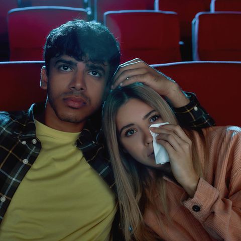 Pärchen sitzt im Kino
