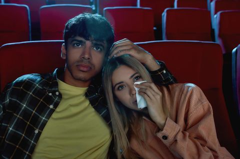Pärchen sitzt im Kino