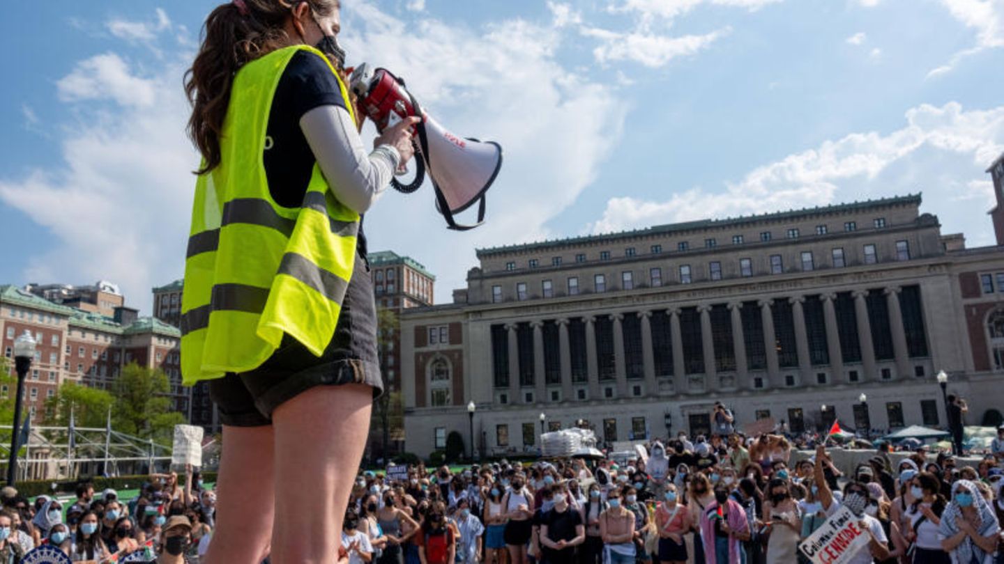 Seit Wochen wird an amerikanischen Hochschulen, wie hier an der Columbia University in New York, gegen den Krieg in Gaza protestiert. Da es dabei immer wieder zu Ausschreitungen kommt, hat die Universität nun die zentrale Abschlussfeier abgesagt. Inzwischen sind die Proteste in Europa angekommen ...