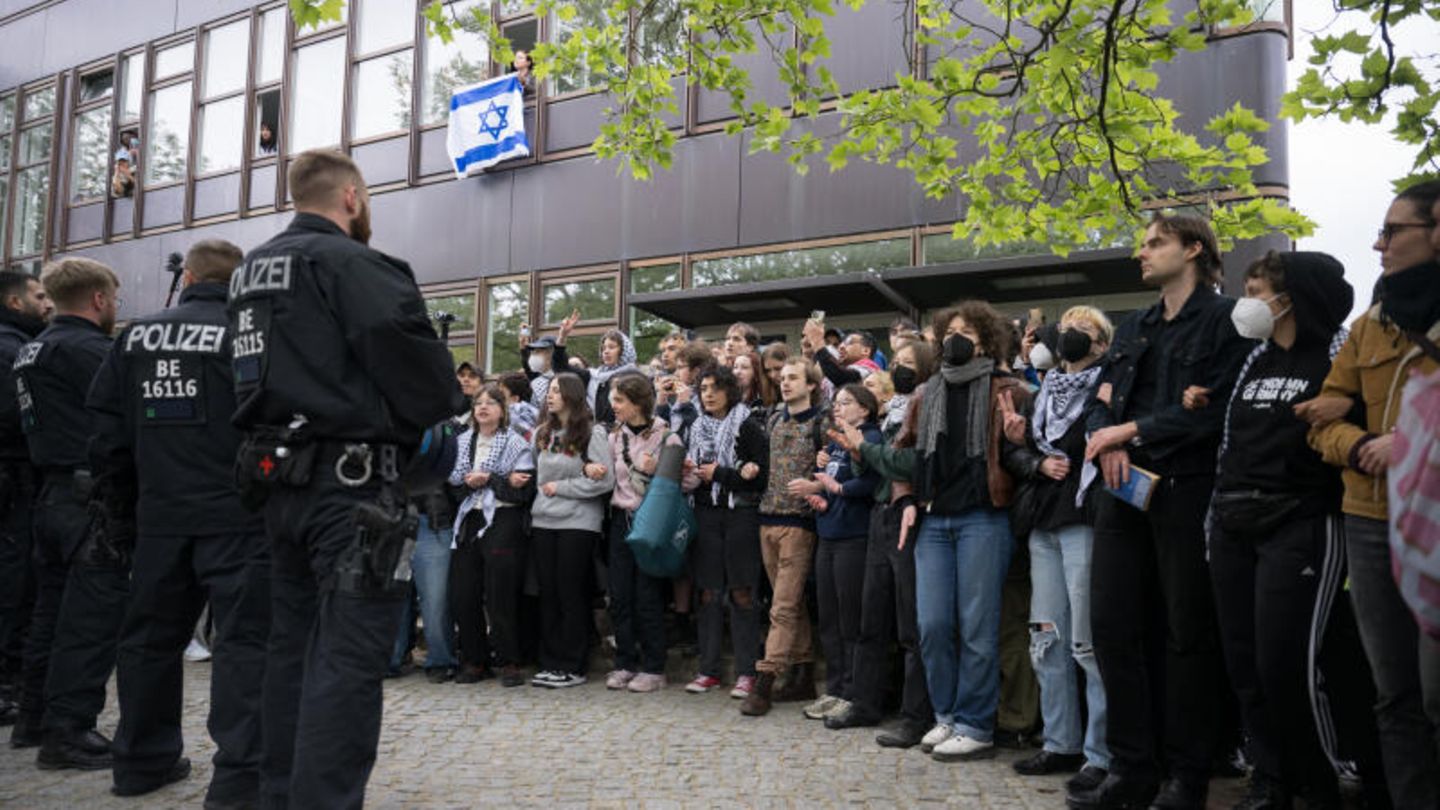 An der Freien Universität Berlin stehen sich im Zuge der Proteste pro-palästinensische Demonstrierende und Polizeibeamte gegenüber. Aus dem Fenster hält jemand eine Israel-Flagge. Es kommt zu mehreren Festnahmen. 