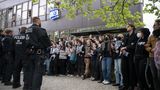 An der Freien Universität Berlin stehen sich im Zuge der Proteste pro-palästinensische Demonstrierende und Polizeibeamte gegenüber. Aus dem Fenster hält jemand eine Israel-Flagge. Es kommt zu mehreren Festnahmen. 