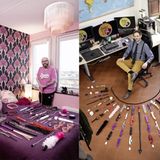 Collage: 2 Fotos im Hochformat, 3 Personen posieren in ihrer eigenen Wohnung vor ihrer Sammlung von Sexspielzeugen