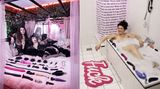 Collage: 2 Fotos im Hochformat, 3 Personen posieren in ihrer eigenen Wohnung vor ihrer Sammlung von Sexspielzeugen