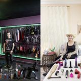 Collage: 2 Fotos im Hochformat, 2 Personen posieren in ihrer eigenen Wohnung vor ihrer Sammlung von Sexspielzeugen