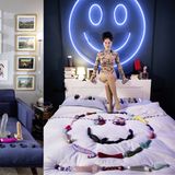 Collage: 2 Fotos im Hochformat, 2 Personen posieren in ihrer eigenen Wohnung vor ihrer Sammlung von Sexspielzeugen