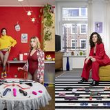 Collage: 2 Fotos im Hochformat, 3 Personen posieren in ihrer eigenen Wohnung vor ihrer Sammlung von Sexspielzeugen