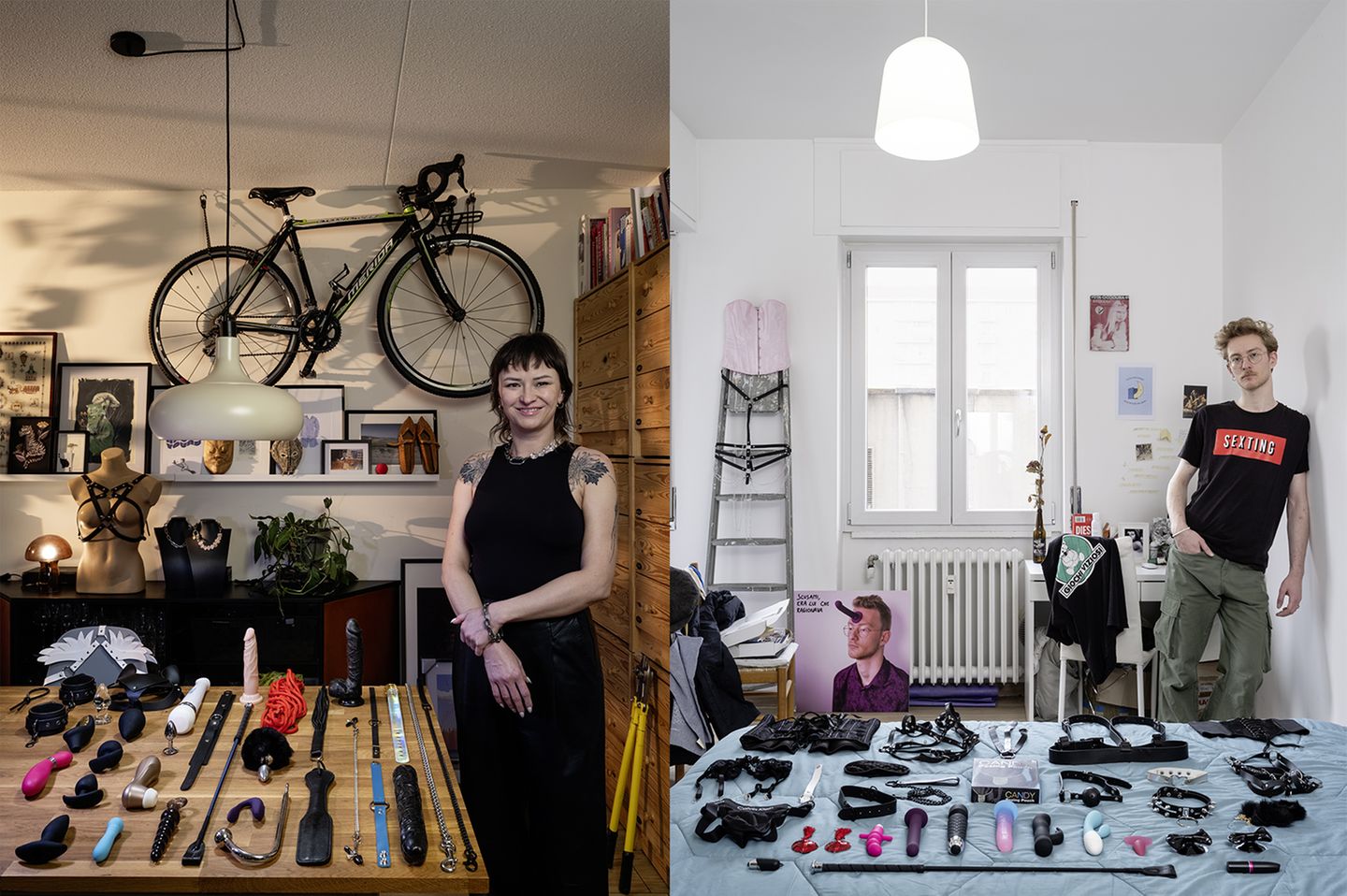 Collage: 2 Fotos im Hochformat, 2 Personen posieren in ihrer eigenen Wohnung vor ihrer Sammlung von Sexspielzeugen