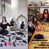 Collage: 2 Fotos im Hochformat, 4 Personen posieren in ihrer eigenen Wohnung vor ihrer Sammlung von Sexspielzeugen