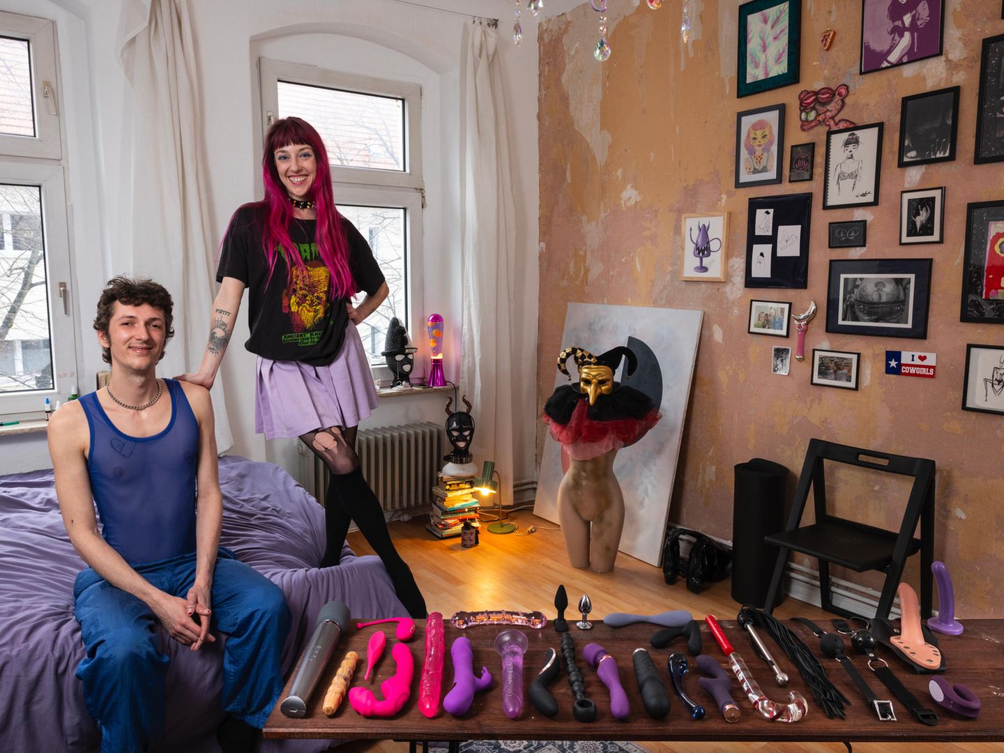 Junges Paar posiert in ihrer eigenen Wohnung vor ihrer Sammlung von Sexspielzeugen Junges Paar posiert in ihrer eigenen Wohnung vor ihrer Sammlung von Sexspielzeugen
