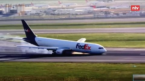 Am Flughafen Istanbul musste eine Boeing 767 am Mittwoch eine Bauchlandung hinlegen.