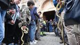 Schlange stehen: Vor der Kirche warten viele Dorfbewohner bereits darauf, dass die Statue des Heiligen Domenikus auf den Platz getragen wird.