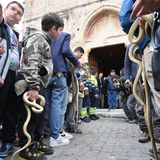 Schlange stehen: Vor der Kirche warten viele Dorfbewohner bereits darauf, dass die Statue des Heiligen Domenikus auf den Platz getragen wird.