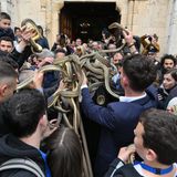 Nachdem die Statue auf den Vorplatz gebracht wurde, werden die Schlangen auf sie gelegt. Sie gelten als Orakel für die Ernte: Verziehen sie sich in das Gewand des Heiligen Domenikus oder kriechcen um den Unterkörper, droht Unheil. Bleiben sie auf der Schulter oder um den Kopf, bleiben Unwetter fern.