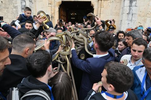Nachdem die Statue auf den Vorplatz gebracht wurde, werden die Schlangen auf sie gelegt. Sie gelten als Orakel für die Ernte: Verziehen sie sich in das Gewand des Heiligen Domenikus oder kriechcen um den Unterkörper, droht Unheil. Bleiben sie auf der Schulter oder um den Kopf, bleiben Unwetter fern.