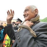 Keine Scheu – Teil 2: Viele der Bewohner pflegen eine innige Beziehung zu den Reptilien und tragen sie während der Prozession um den Hals oder die Arme.