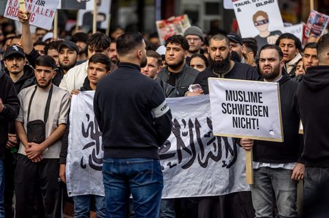 Männer prangern bei der Islamisten-Demo in Hamburg die aus ihrer Sicht islamfeindliche Politik in Deutschland an