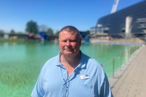 Jürgen Maas steht im Stadionbad in Bremen