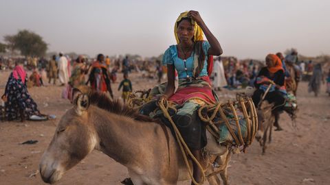 Flüchtlinge aus dem Sudan bei der Ankunft im Lager von Adre im Nachbarland Tschad