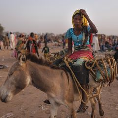 Flüchtlinge aus dem Sudan bei der Ankunft im Lager von Adre im Nachbarland Tschad