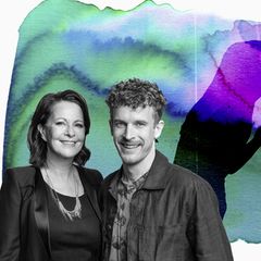 Stefanie Stahl und Lukas Klaschinski vor eine Wasserfarbenen Illustration. Eltern streiten mit ihrem Kind