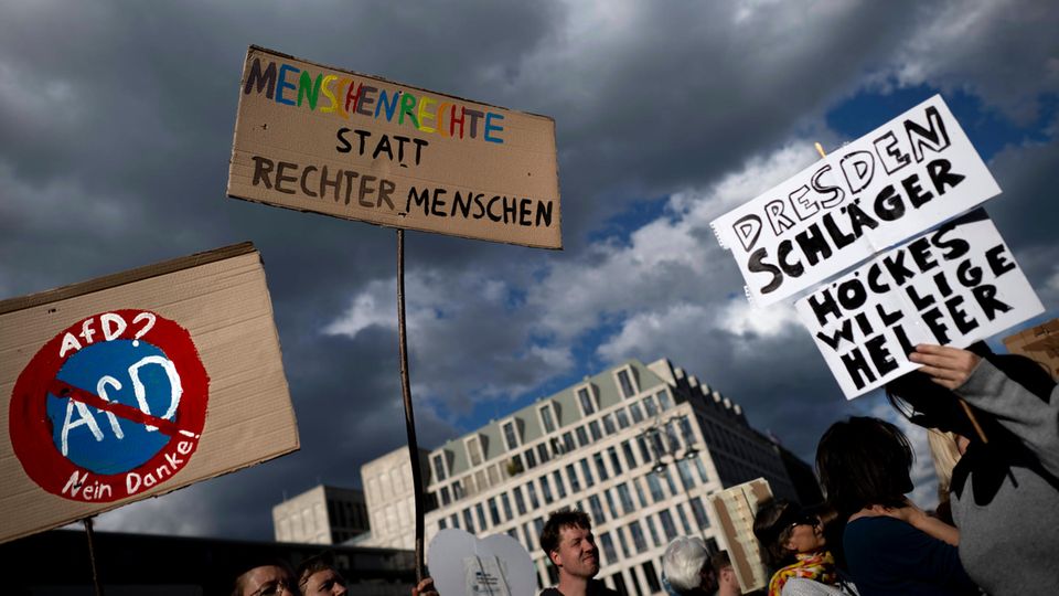 Die Menschen hielten Transparente gegen die rechte Partei AfD Berlin 05.05.2024