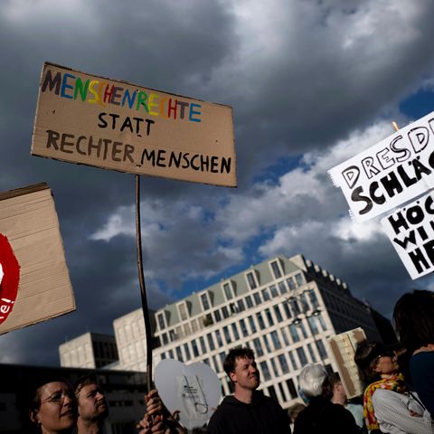 Die Menschen hielten Transparente gegen die rechte Partei AfD Berlin 05.05.2024