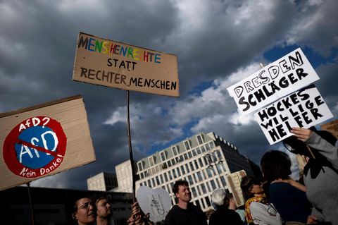 Die Menschen hielten Transparente gegen die rechte Partei AfD Berlin 05.05.2024