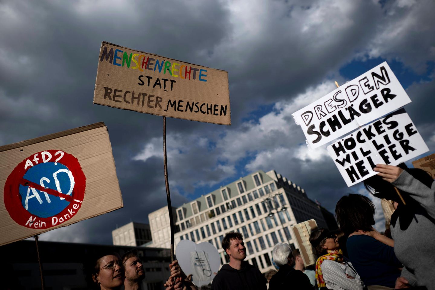 Die Menschen hielten Transparente gegen die rechte Partei AfD Berlin 05.05.2024 Die Menschen hielten Transparente gegen die rechte Partei AfD Berlin 05.05.2024