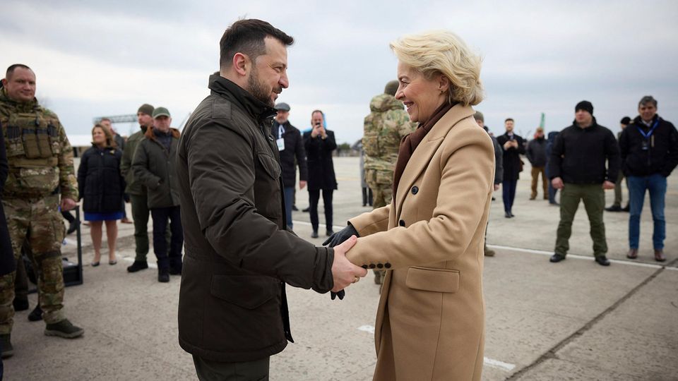 An der Seite der Ukraine: EU-Kommissionspräsidentin Ursula von der Leyen trifft Wolodymyr Selenskyj