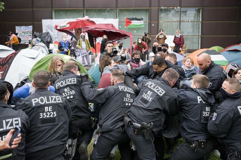 Polizisten gehen an der FU Berlin gegen pro-palästinensische Aktivisten der Gruppe "Student Coalition Berlin" vor