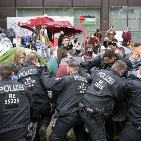 Polizisten gehen an der FU Berlin gegen pro-palästinensische Aktivisten der Gruppe "Student Coalition Berlin" vor