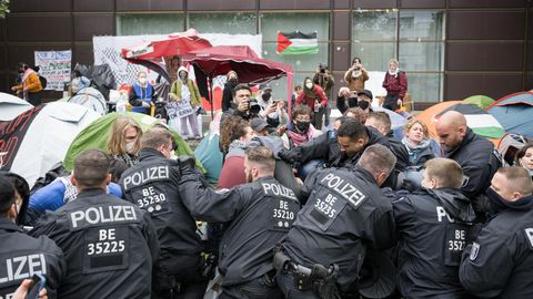 Polizisten gehen an der FU Berlin gegen pro-palästinensische Aktivisten der Gruppe "Student Coalition Berlin" vor