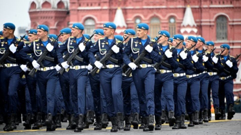 Militärparade auf dem Roten Platz in Moskau
