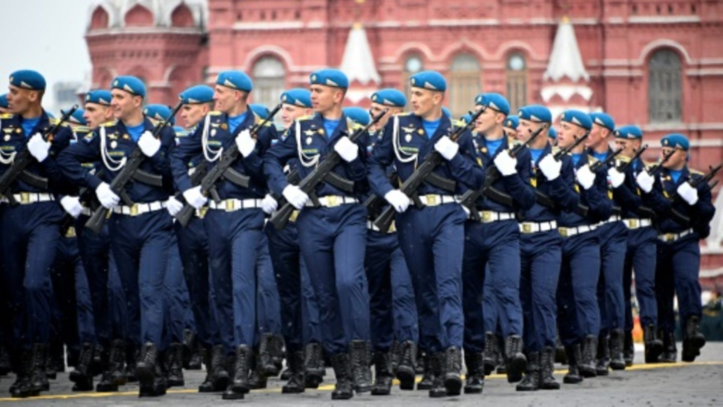 Militärparade auf dem Roten Platz in Moskau