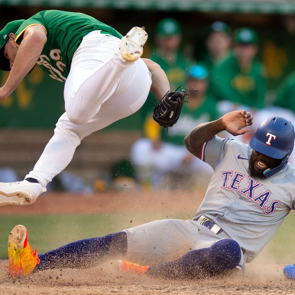 Zwei Baseballspieler beim Spiel in Oakland