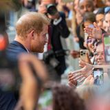Der Prinz wird es verschmerzen können: Auch wenn seine Familie keine Zeit für ihn hat, die Menschen in England mögen ihn. Und so musste er auch nach dem Gottesdienst viele Hände schütteln