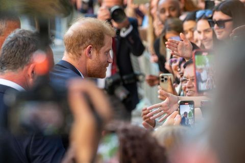 Der Prinz wird es verschmerzen können: Auch wenn seine Familie keine Zeit für ihn hat, die Menschen in England mögen ihn. Und so musste er auch nach dem Gottesdienst viele Hände schütteln
