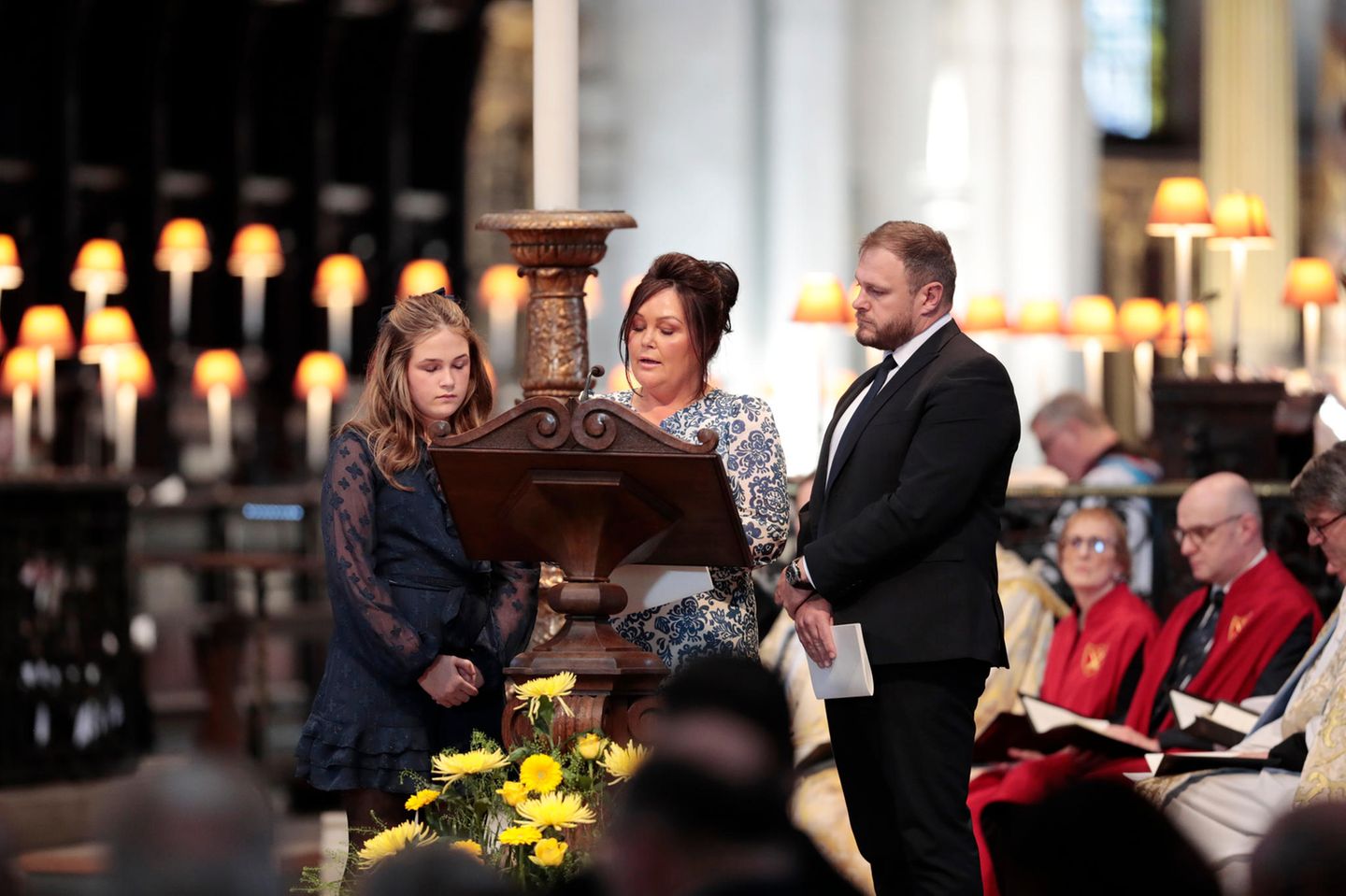 Gedenkgottesdienst in St. Paul: An dem Gottesdienst nahmen auch Veteraninnen und Veteranen Teil Michelle Turner (Mitte), die zusammen mit Tochter Maya und Ehemann John Turner anlässlich des zehnjährigen Jubiläums der Invictus Games etwas vorträgt. Prinz Harry, der Gründer der Spiele, war selbst als Soldat in Afghanistan im Einsatz An dem Gottesdienst nahmen auch Veteraninnen und Veteranen Teil Michelle Turner (Mitte), die zusammen mit Tochter Maya und Ehemann John Turner anlässlich des zehnjährigen Jubiläums der Invictus Games etwas vorträgt. Prinz Harry, der Gründer der Spiele, war selbst als Soldat in Afghanistan im Einsatz