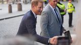Bei seinem Besuch in London musste Prinz Harry viele Hände schütteln. Ausgerechnet zu seiner Familie hatte der 39-Jährige keinen Kontakt. Weder sein Bruder, Thronfolger Prinz William, noch sein Vater, König Charles III., hatten Zeit. Ein Treffen von Charles und Harry sei "leider nicht möglich wegen des vollen Programms Seiner Majestät", erklärte ein Sprecher des Prinzen. Harry "versteht natürlich die täglichen Verpflichtungen seines Vaters und verschiedene andere Prioritäten und hofft, ihn bald zu sehen".