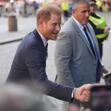 Bei seinem Besuch in London musste Prinz Harry viele Hände schütteln. Ausgerechnet zu seiner Familie hatte der 39-Jährige keinen Kontakt. Weder sein Bruder, Thronfolger Prinz William, noch sein Vater, König Charles III., hatten Zeit. Ein Treffen von Charles und Harry sei "leider nicht möglich wegen des vollen Programms Seiner Majestät", erklärte ein Sprecher des Prinzen. Harry "versteht natürlich die täglichen Verpflichtungen seines Vaters und verschiedene andere Prioritäten und hofft, ihn bald zu sehen".