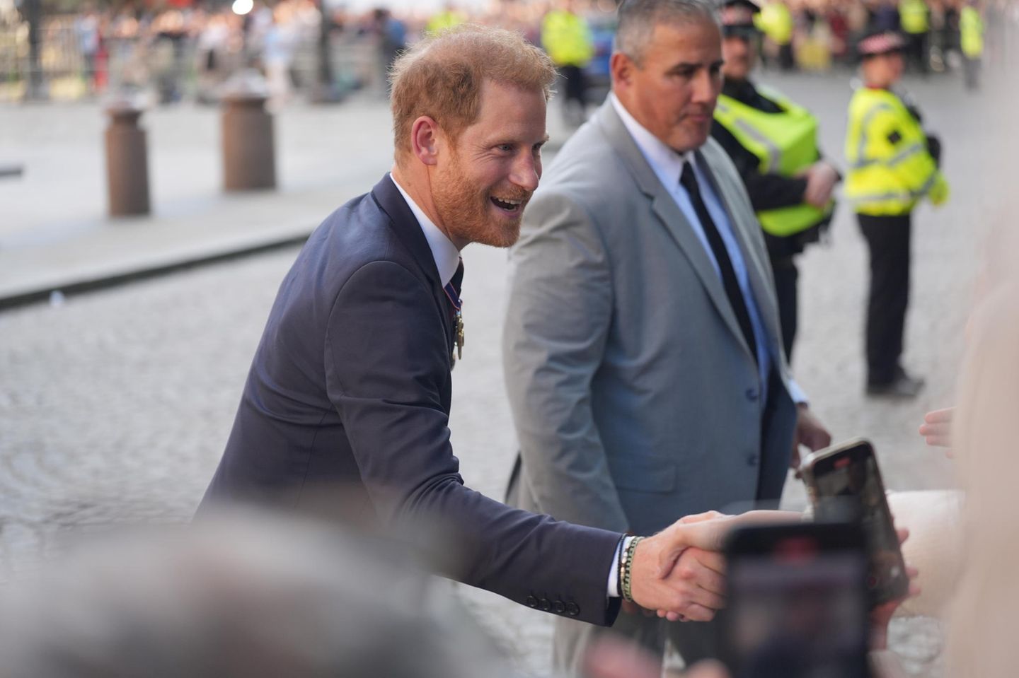 Gedenkgottesdienst in St. Paul: Bei seinem Besuch in London musste Prinz Harry viele Hände schütteln. Ausgerechnet zu seiner Familie hatte der 39-Jährige keinen Kontakt. Weder sein Bruder, Thronfolger Prinz William, noch sein Vater, König Charles III., hatten Zeit. Ein Treffen von Charles und Harry sei "leider nicht möglich wegen des vollen Programms Seiner Majestät", erklärte ein Sprecher des Prinzen. Harry "versteht natürlich die täglichen Verpflichtungen seines Vaters und verschiedene andere Prioritäten und hofft, ihn bald zu sehen". Bei seinem Besuch in London musste Prinz Harry viele Hände schütteln. Ausgerechnet zu seiner Familie hatte der 39-Jährige keinen Kontakt. Weder sein Bruder, Thronfolger Prinz William, noch sein Vater, König Charles III., hatten Zeit. Ein Treffen von Charles und Harry sei "leider nicht möglich wegen des vollen Programms Seiner Majestät", erklärte ein Sprecher des Prinzen. Harry "versteht natürlich die täglichen Verpflichtungen seines Vaters und verschiedene andere Prioritäten und hofft, ihn bald zu sehen".