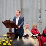 Der aus Serien wie "Homeland" bekannte Schauspieler Damian Lewis wirkte sogar aktiv an dem Gedenkgottesdienst mit: Er rezitierte das Gedicht "Invictus" des englischen Dichters William Ernest Henley (1849-1903). Es wurde 2014 von Coldplay-Frontmann Chris Martin für die Invictus Games vertont