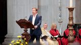 Der aus Serien wie "Homeland" bekannte Schauspieler Damian Lewis wirkte sogar aktiv an dem Gedenkgottesdienst mit: Er rezitierte das Gedicht "Invictus" des englischen Dichters William Ernest Henley (1849-1903). Es wurde 2014 von Coldplay-Frontmann Chris Martin für die Invictus Games vertont